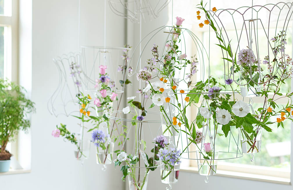 verticale bloemen met campanula, lavatera, gentiaan en sandersonia